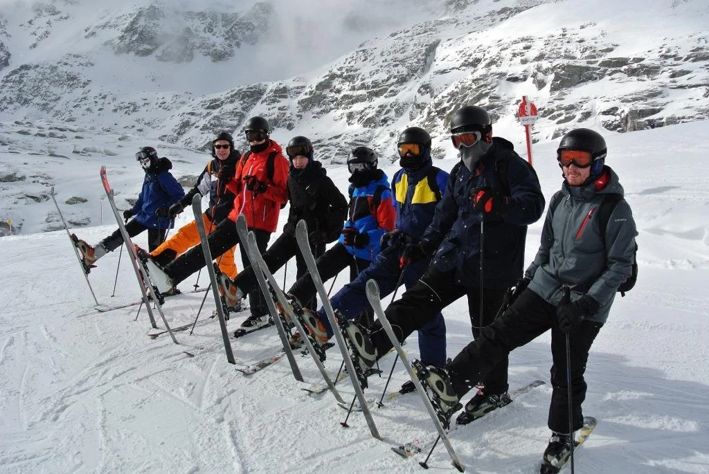 Bild: Ganz weit weg von Laptop, W-LAN und allen anderen Klischees: Die Klasse CI3M1 kann auch Ski!
