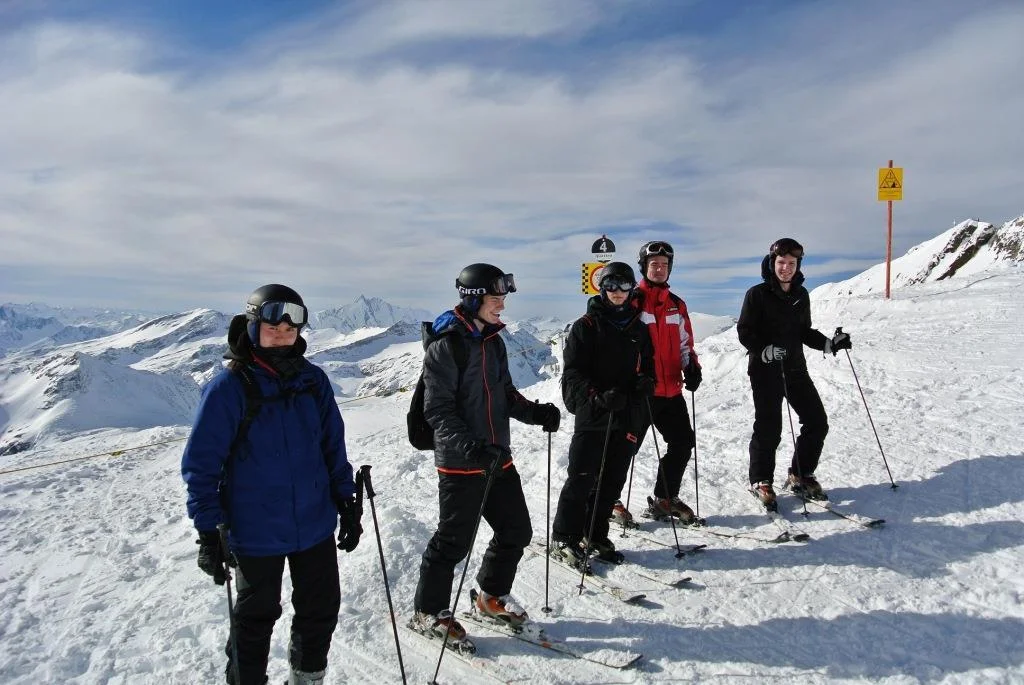 Bild: Gruppenbild an der Bergstation des Gletscherjet-Lifts in 3122m Höhe
