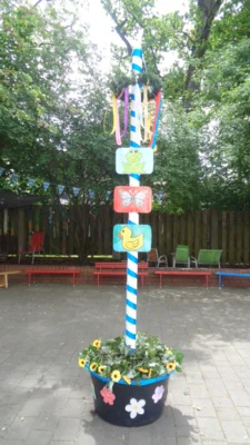 Unser selbst gestalteter Maibaum im Garten.  (Bild vergr&ouml;&szlig;ern)