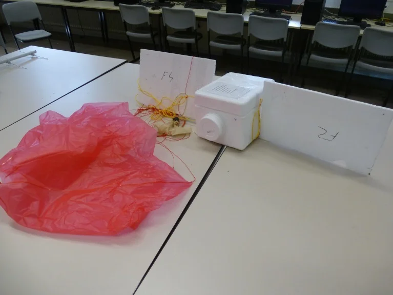 Bild: Ballon mit Nutzlast - und Fallschirm
