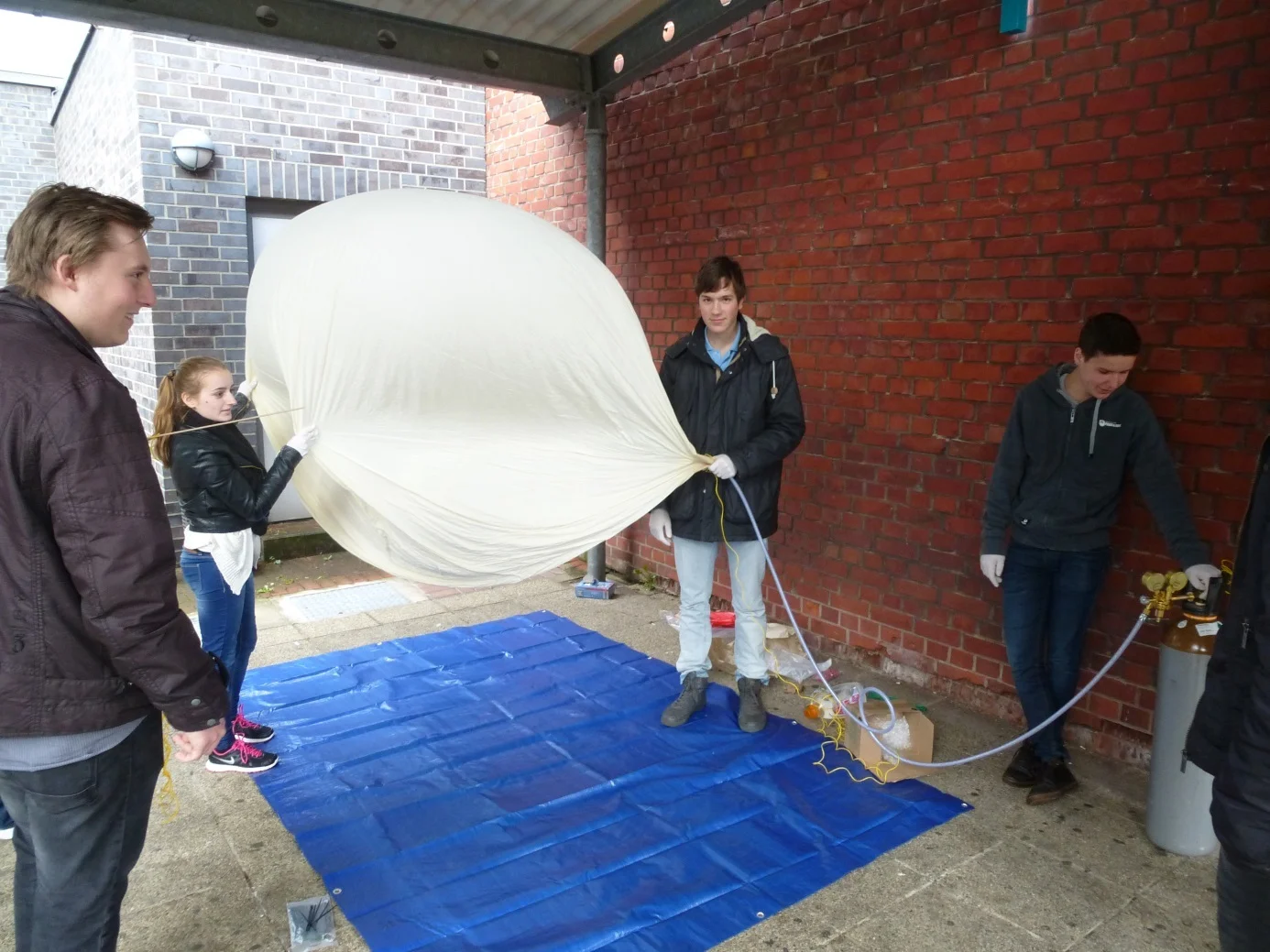 Bild: 2,5 m³ Helium und ein Ballon