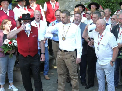 Zur Tradition der K&uuml;rung des Brunnenherren geh&ouml;rt das Bierhumpenleeren. Hier messen sich in jedem Jahr der alte und der neue Brunnenherr mit dem B&uuml;rgermeister. Sieger war in diesem Jahr der neue Brunnenherr. Er hatte seinen Humpen am schnellsten geleert.  (Bild vergr&ouml;&szlig;ern)