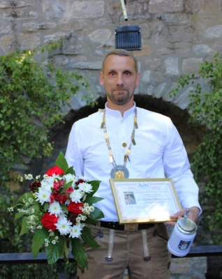 Christian Sch&auml;fer stammt aus einer alten Querfurter Handwerksfamilie. Wie schon sein Vater vor ihm, der auch schon einmal Brunnenherr war, f&uuml;hrt er heute den Tischlerbetrieb der Familie weiter.  (Bild vergr&ouml;&szlig;ern)