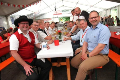 Nach der K&uuml;rung des Brunnenherren, die traditionell am Braunsbrunnen stattfindet, wird im Festzelt z&uuml;nftig weiter gefeiert.  (Bild vergr&ouml;&szlig;ern)