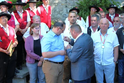 Der ehemalige Brunnenherr Frank Scheiner lie&szlig; die alte Tradition der Anstecknadel wieder aufleben. Auch der Gast aus Karlstadt bekam eine Ehrennadel.  (Bild vergr&ouml;&szlig;ern)