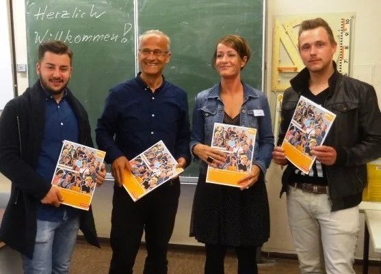 Bild: Übergabe von Informationsunterlagen der Handwerkskammer Münster Herr Schat (2. v. l.) und Frau Wilms (3. v. l.) konnten nicht nur im Vortrag überzeugen, sondern die Auszubildenden direkt mit handfestem Informationsmaterial versorgen.