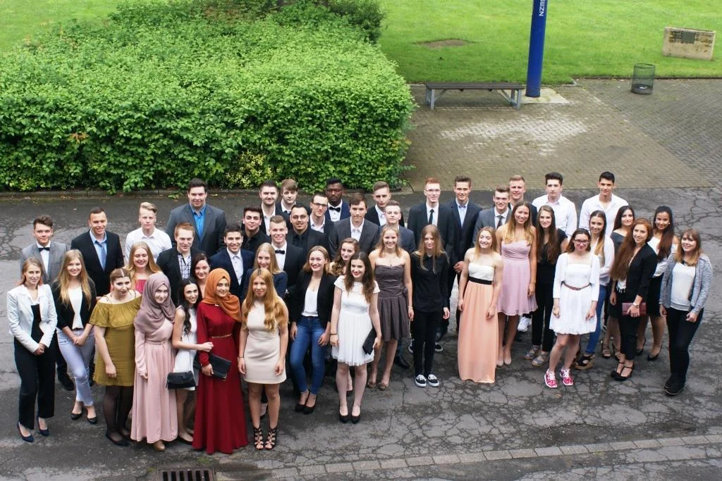 Bild: Unsere Absolventinnen und Absolventen der Zweijährigen Berufsfachschule für Wirtschaft und Verwaltung (Höhere Handelsschule) sowie unsere Kaufmännischen Assistentinnen und Assistenten: