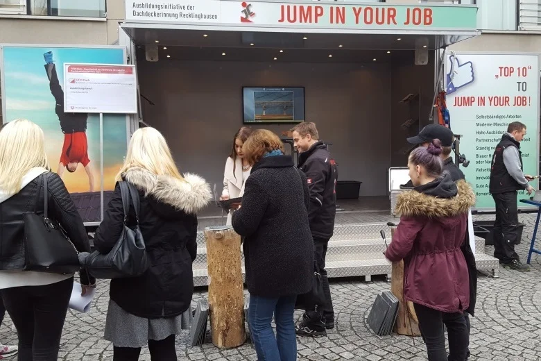 Bild: durch die Klassen der Berufsfachschule.