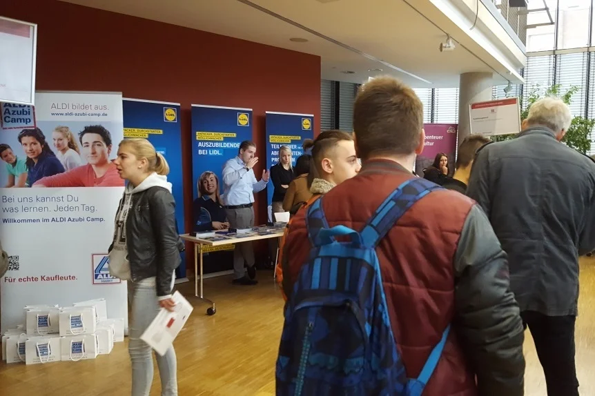 Bild: durch die Klassen der Berufsfachschule.