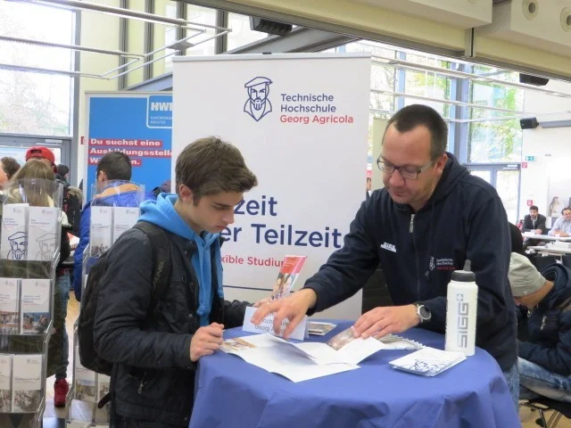 Bild: Erstmalig trafen auch technisch interessierte Schülerinnen und Schüler auf ein auf sie zugeschnittenes Angebot.