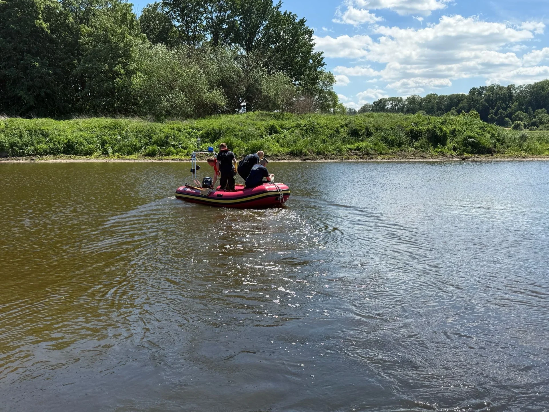 Bild: 270526 Person in Elbe 3