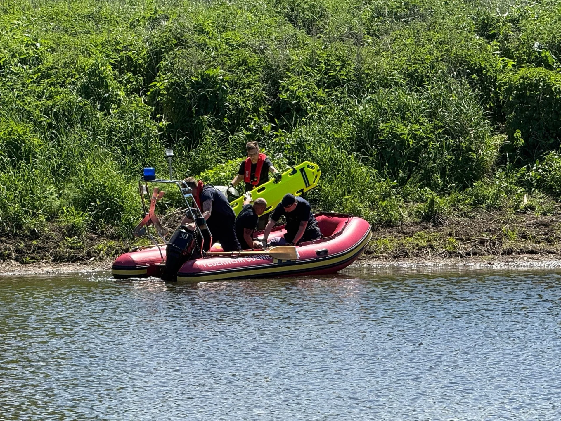 Bild: 270526 Person in Elbe