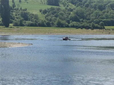 270526 Person in Elbe 2  (Bild vergr&ouml;&szlig;ern)