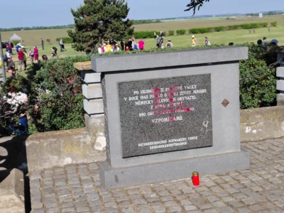Vers&ouml;hnungsmarsch 2026 Leider wurde das Denkmal gesch&auml;ndet  (Bild vergr&ouml;&szlig;ern)