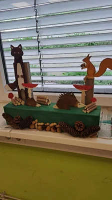 Holzprojekt: Es wurden Objekte des Waldes (Tiere und Pflanzen) gefertigt. 