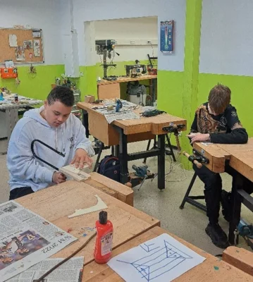 Holzprojekt: Filigrane St&uuml;cke haben sie mit der Laubs&auml;ge ausgearbeitet. In anderen F&auml;llen wurde maschinelle Hilfe genutzt. Alle Teile gestalteten sie farblich mit Beize oder Acrylfarbe und f&uuml;gten sie zu einem Werk zusammen. 