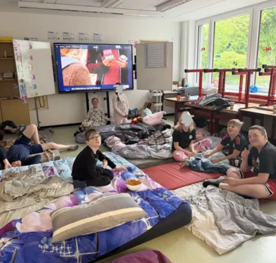 Am Montag bereiteten wir den Grillnachmittag vor, indem wir einkaufen gingen , Salate vorbereiteten und die Klassenr&auml;ume f&uuml;r die &Uuml;bernachtung herrichteten. Dienstag trafen wir uns gemeinsam mit den Eltern zum grillen, spielten ausgelassen auf dem Schulhof,  verbrachten einen erlebnisreichen Abend und sind dann zufrieden eingeschlafen. Am Mittwoch haben wir gemeinsam gefr&uuml;hst&uuml;ckt und die Schul&uuml;bernachtung reflektiert. 