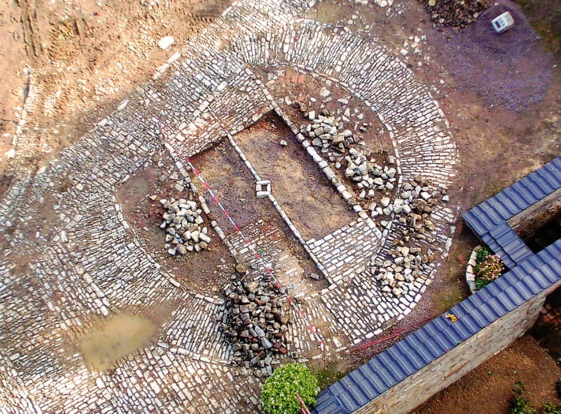 Bild: Die gepflasterte Fläche stellt den vervollständigten Göpel-Unterbau dar. (Foto Erika Reisser)