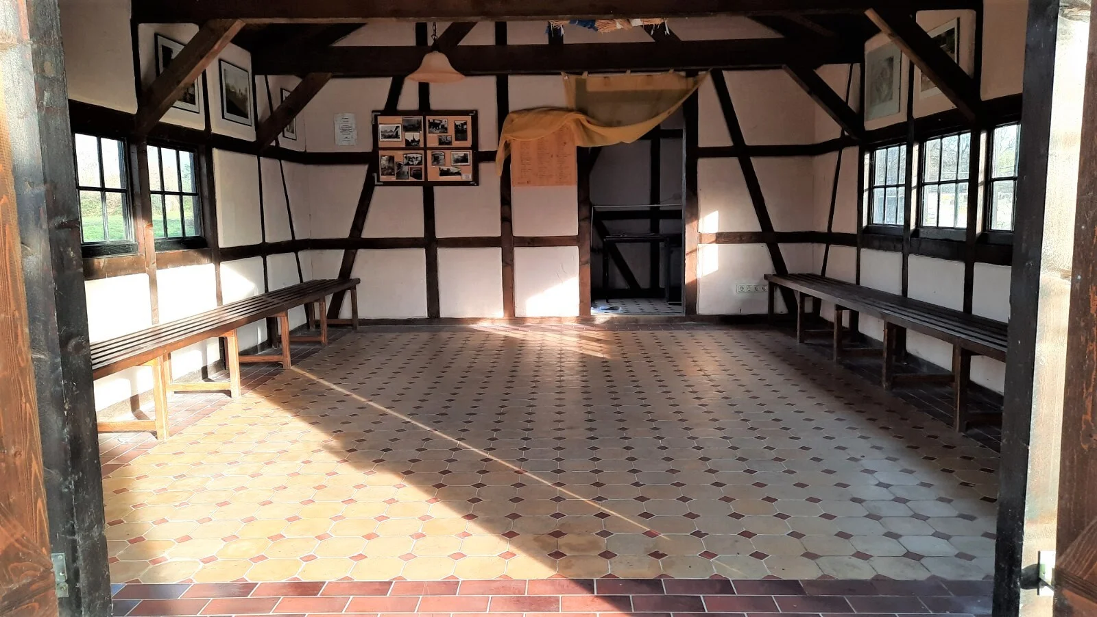 Bild: Blick ins Taubenhaus, die Fliesen aus dem abgerissenen Herrenhaus wurden dort wiederverwendet und zeigen so ein kleines Stück Geschichte des alten Gutes.