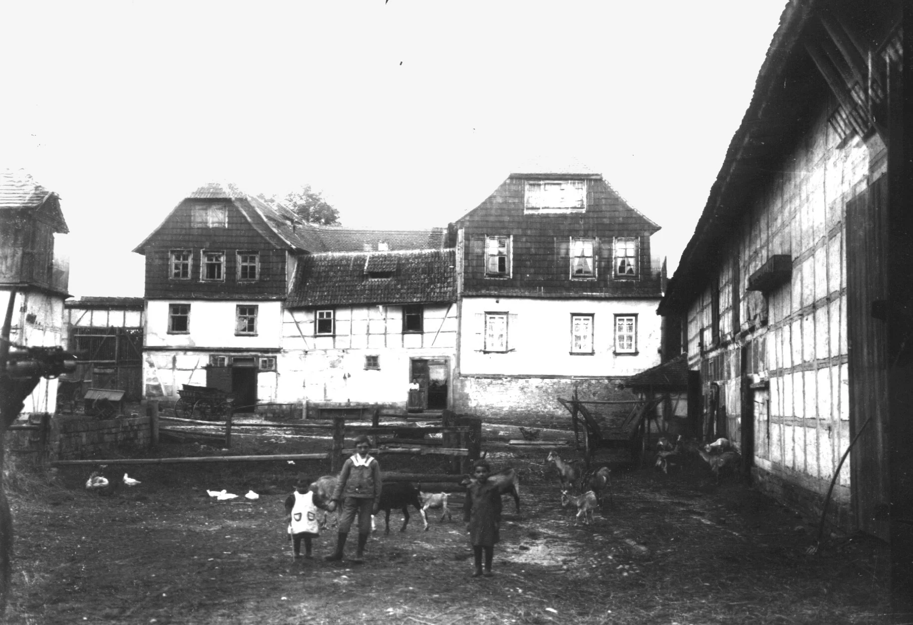 Bild: Der Gutshof mit Herrenhaus, Gesindehaus und Stallungen