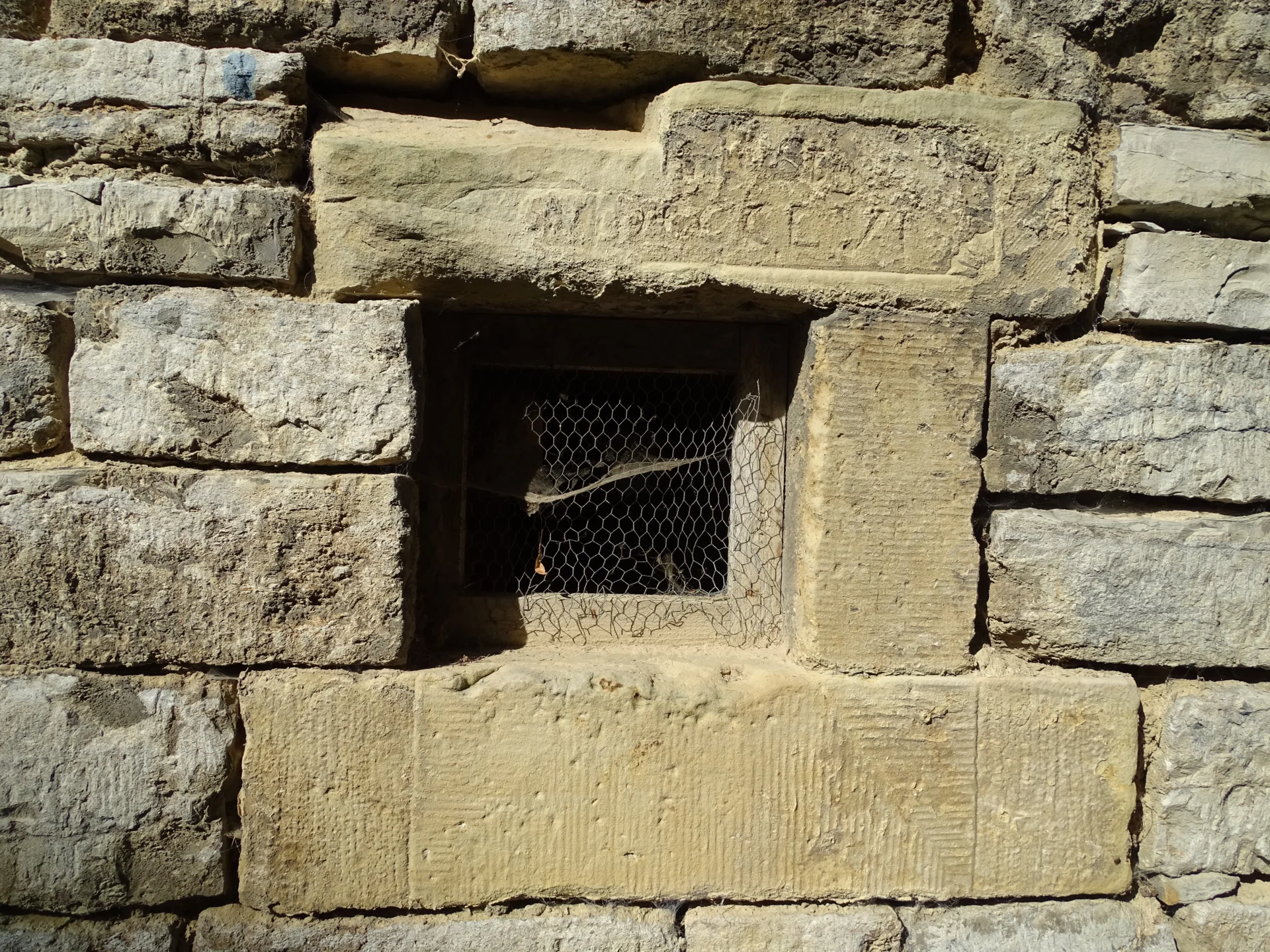 Bild: An einem der Kellerfenster zur Rittergasse findet man die Jahreszahl MDCCCLVI = 1856 (Foto Dr. Johanna Moldenhauer)