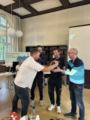 Wir haben Shirts und Kappen bekommen.  (Bild vergr&ouml;&szlig;ern)