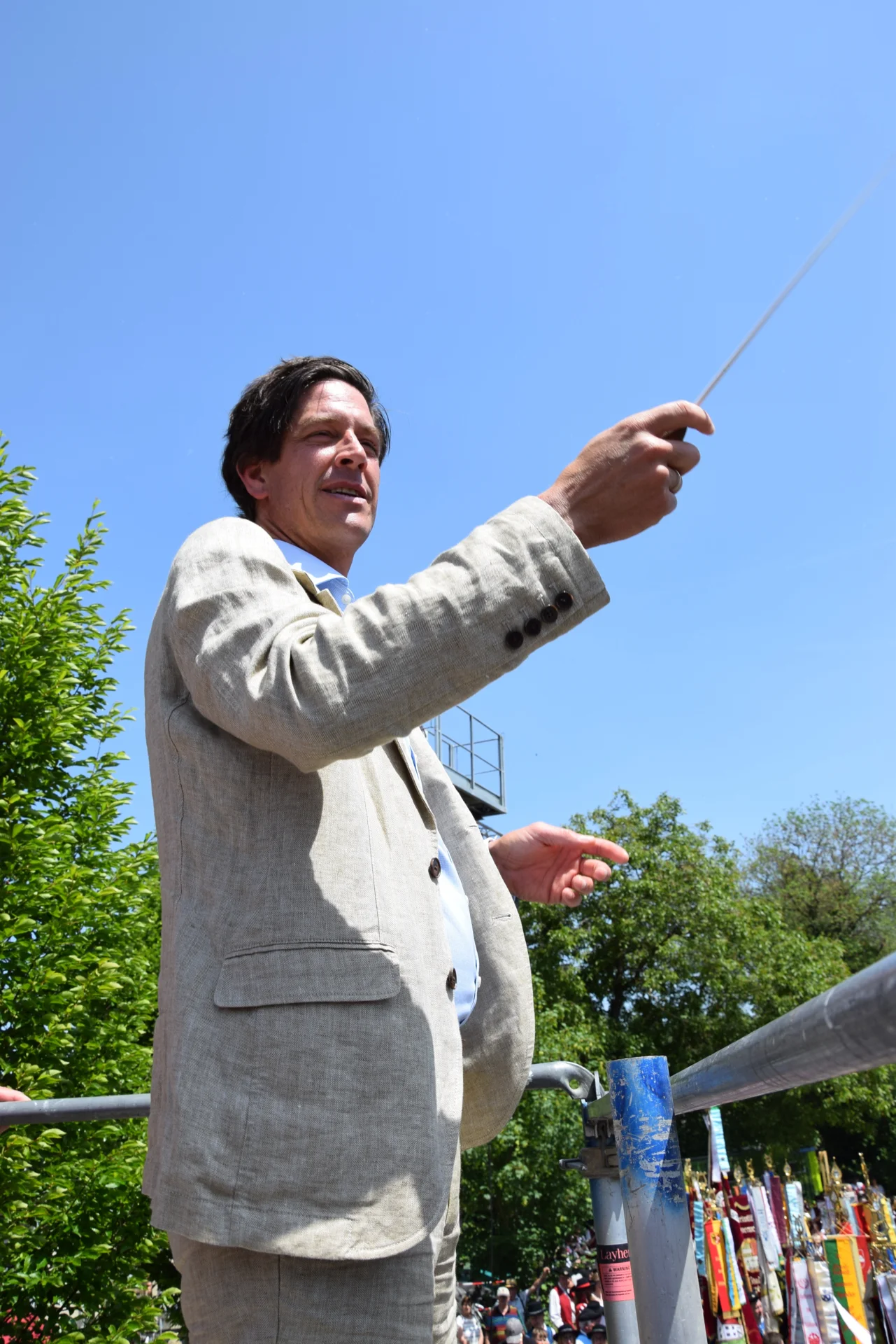Bild: Landrat Mario Glaser, Dirigent beim Kreismarsch