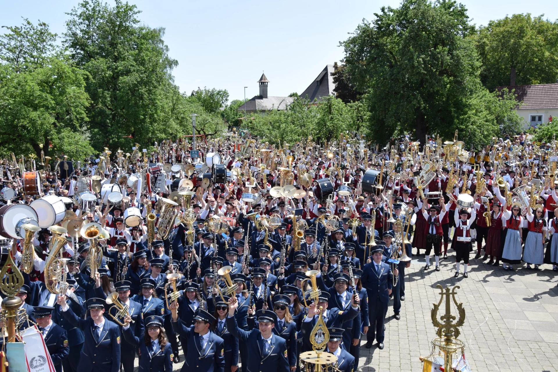 Bild: Musikergruß der Kapellen