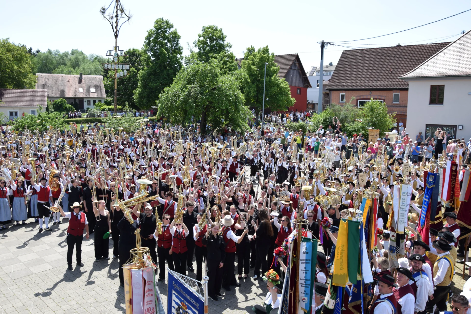 Bild: Musikergruß der Kapellen