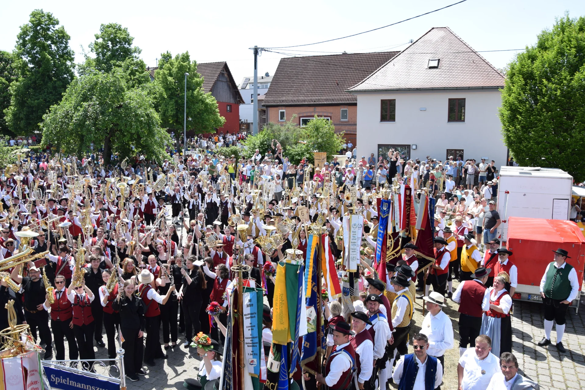 Bild: Musikergruß der Kapellen