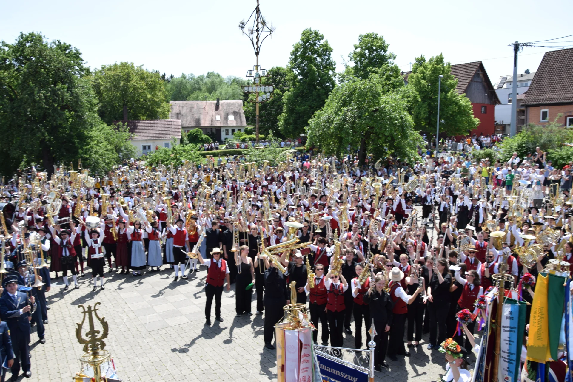 Bild: Musikergruß der Kapellen