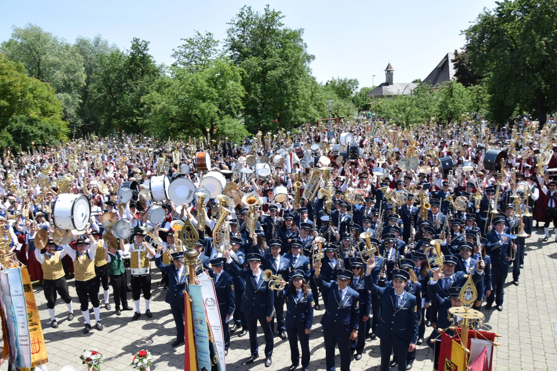 Bild: Musikergruß der Kapellen