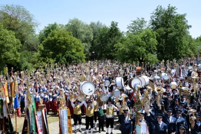 Musikergru&szlig; der Kapellen  (Bild vergr&ouml;&szlig;ern)