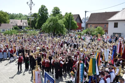 Musikergru&szlig; der Kapellen  (Bild vergr&ouml;&szlig;ern)