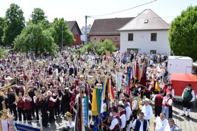 Musikergru&szlig; der Kapellen  (Bild vergr&ouml;&szlig;ern)