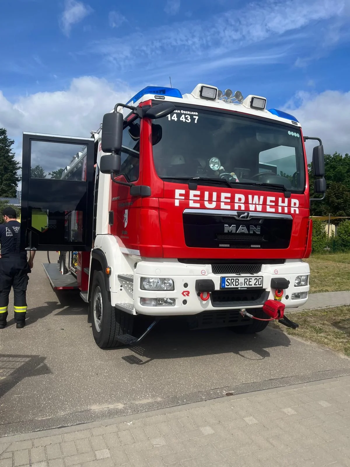 Bild: Ein echtes Highlight: Das große Einsatzfahrzeug der Freiwilligen Feuerwehr parkte direkt auf dem Gelände.