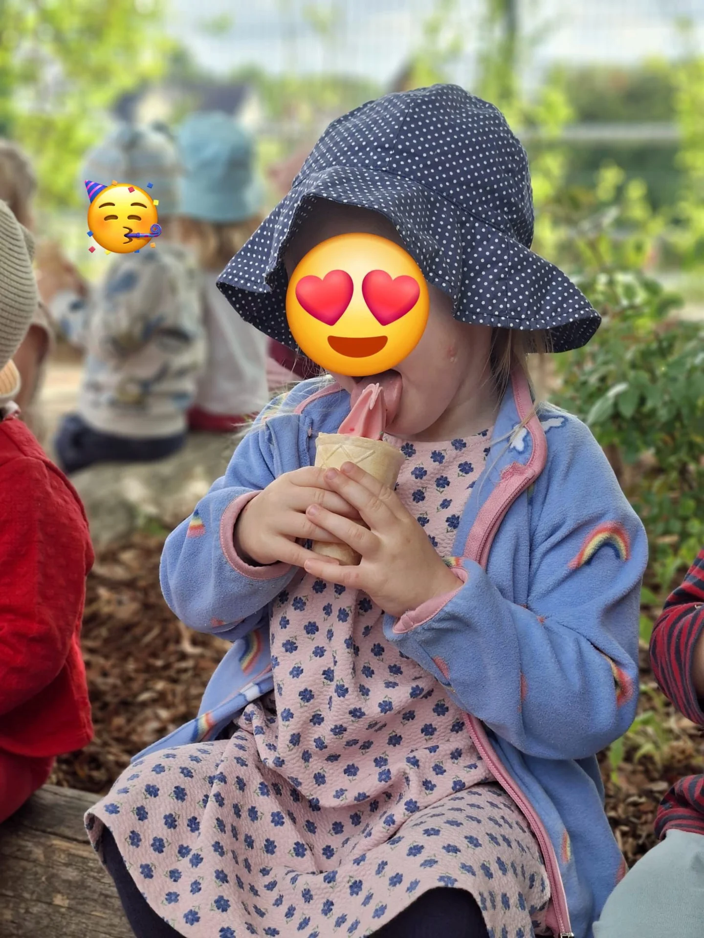 Bild: Leckere Abkühlung: Ein sichtlich glückliches Kind genießt das frische Softeis am Nachmittag.