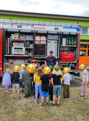 Technik hautnah erleben: Die Kameraden der Feuerwehr erkl&auml;rten den Kindern geduldig die Ausr&uuml;stung im Einsatzfahrzeug. 