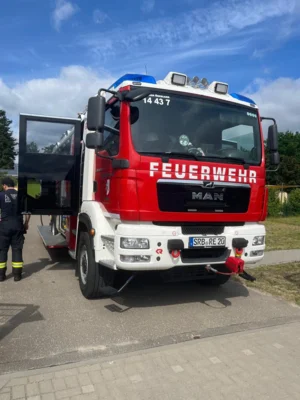 Ein echtes Highlight: Das gro&szlig;e Einsatzfahrzeug der Freiwilligen Feuerwehr parkte direkt auf dem Gel&auml;nde. 