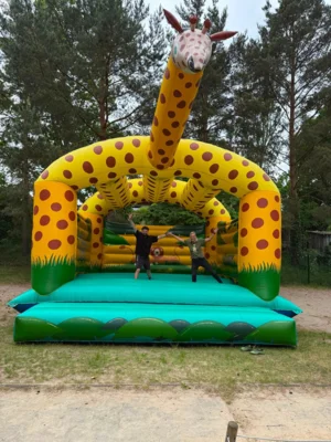 Riesiger H&uuml;pf-Spa&szlig;: Die gro&szlig;e Giraffen-H&uuml;pfburg sorgte f&uuml;r jede Menge Bewegung und Begeisterung. 