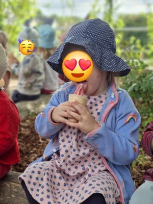 Leckere Abk&uuml;hlung: Ein sichtlich gl&uuml;ckliches Kind genie&szlig;t das frische Softeis am Nachmittag. 