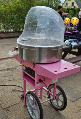 Jahrmarkt-Gef&uuml;hl pur: Die rosa Zuckerwatte-Maschine lief f&uuml;r die Kinder auf Hochtouren. 