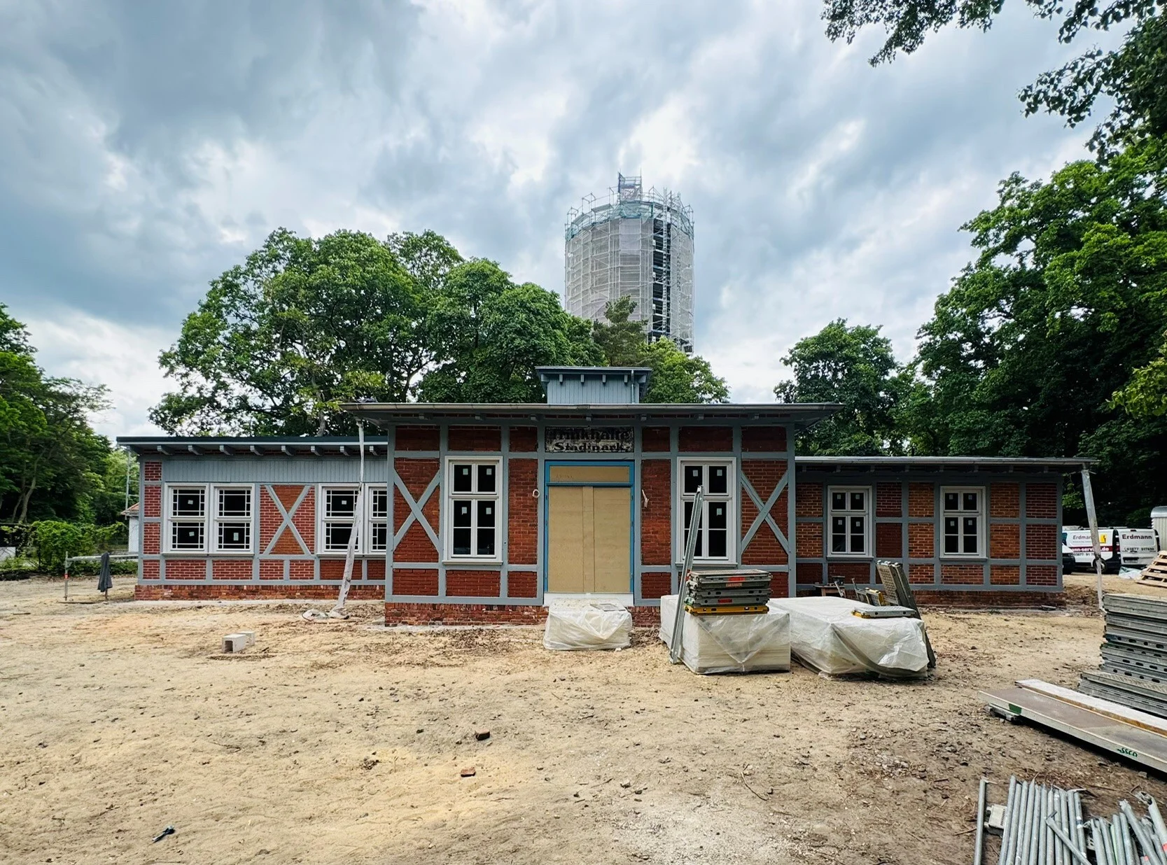 Bild: Blick auf Trinkhalle mit Wasserturm