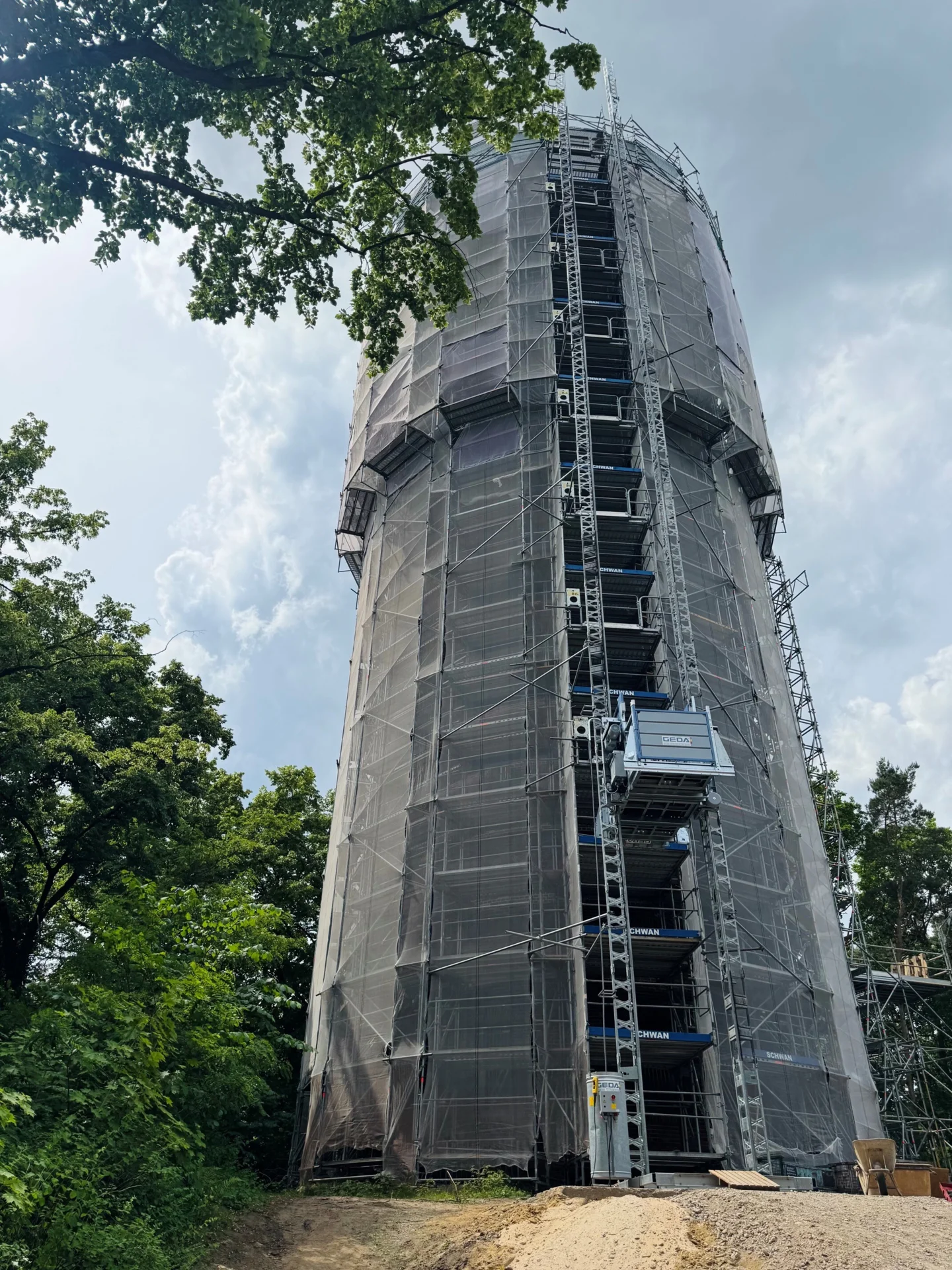 Bild: der eingerüstete Wasserturm