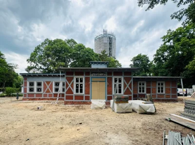 Blick auf Trinkhalle mit Wasserturm 
