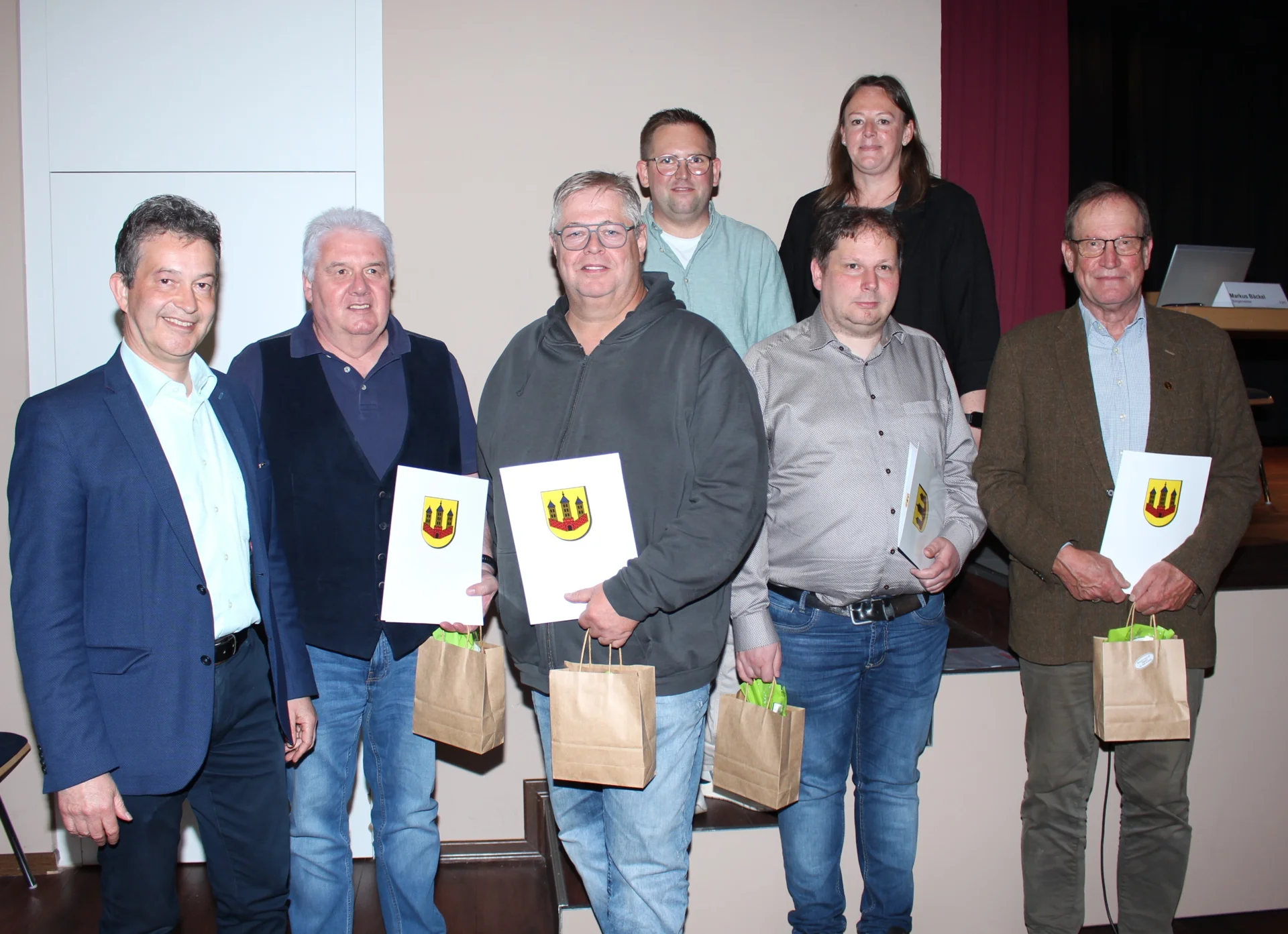 Bild: v.l. Bürgermeister Markus Bäckel, Mario Mogk (ehem. Magistratsmitglied), Martin Ewinger (ehem. Magistratsmitglied), Stadtverordnetenvorsteher Marcel Emrich, Timo Frömel (ehem. Magistratsmitglied), Nina Bergmann (ehem. 1. Stadträtin), Winfried Blum (ehem. Magistratsmitglied)