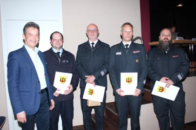 B&uuml;rgermeister Markus B&auml;ckel mit den Ehrenbeamten der Feuerwehren (Marius Piee, Willibald Goldbach, Christian Zahn und Nicolai Lotz (v.l.)  (Bild vergr&ouml;&szlig;ern)