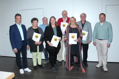 Der neue Magistrat (v.l.) B&uuml;rgermeister Markus B&auml;ckel, Stadtr&auml;tin Kornelia Langlitz, Stadtrat Hans-Henning Kirchhof, Stadtr&auml;tin Nina Bergmann, Stadtrat Norbert Stephan, Stadtr&auml;tin Christl Kn&ouml;pp, 1. Stadtr&auml;t Hartmut Langlitz und Stadtverordnetenvorsteher Marcel Emrich  (Bild vergr&ouml;&szlig;ern)