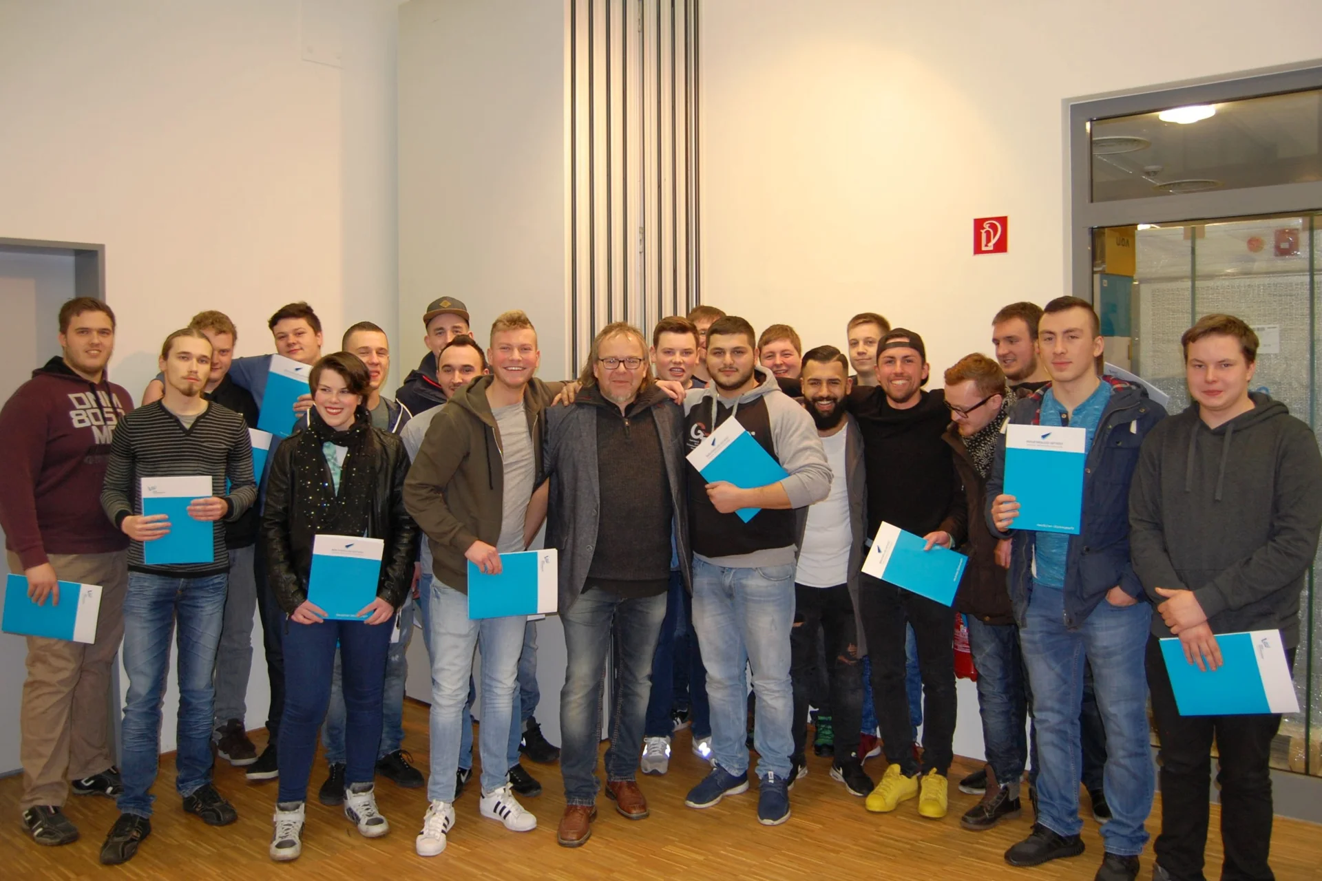 Bild: Abschlussklasse AMKA2 (Fachrichtung PKW-Technik und Nutzfahrzeugtechnik) Die Absolventin und Absolventen mit ihrem Klassenlehrer Stephan Golz