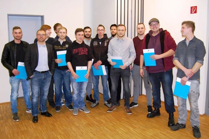 Bild: Abschlussklasse AMKA3 (Fachrichtung PKW-Technik) Die Absolventen mit ihrem Klassenlehrer Thomas Koepcke
